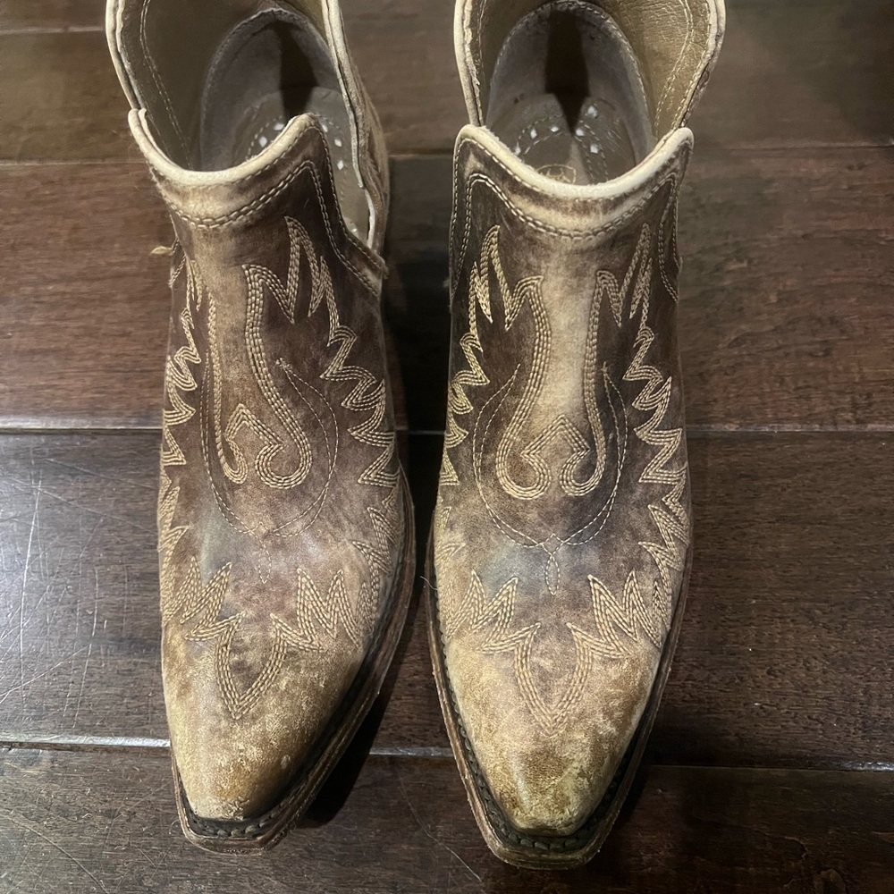 Ariat Vintage Tan Western Boots